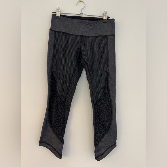 Lululemon Cropped Black Detailed Legging, Size 4 - Picture 6 of 6
